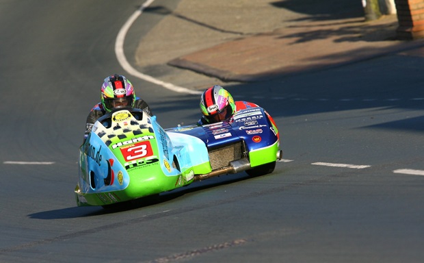 Tim Reeves and Patrick Farrance on their way to fourth in the opening Sure Sidecar race of 2009 (Mark Walters)